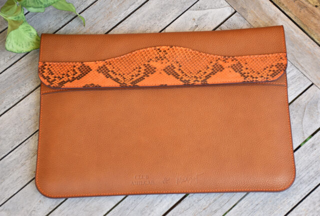 Pochette Ordinateur "Cabriole" - Edition Limitée Club Amilcar & Margot Leathercraft - Collection Orange & Gold - Made in France