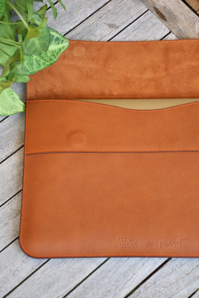 Pochette Ordinateur "Cabriole" - Edition Limitée Club Amilcar & Margot Leathercraft - Collection Orange & Gold - Made in France