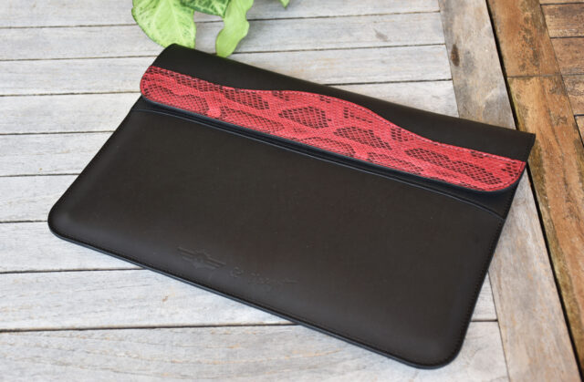 Pochette Ordinateur "Cabriole" - Edition Limitée Club Amilcar & Margot Leathercraft - Collection Black & Fushia - Made in France