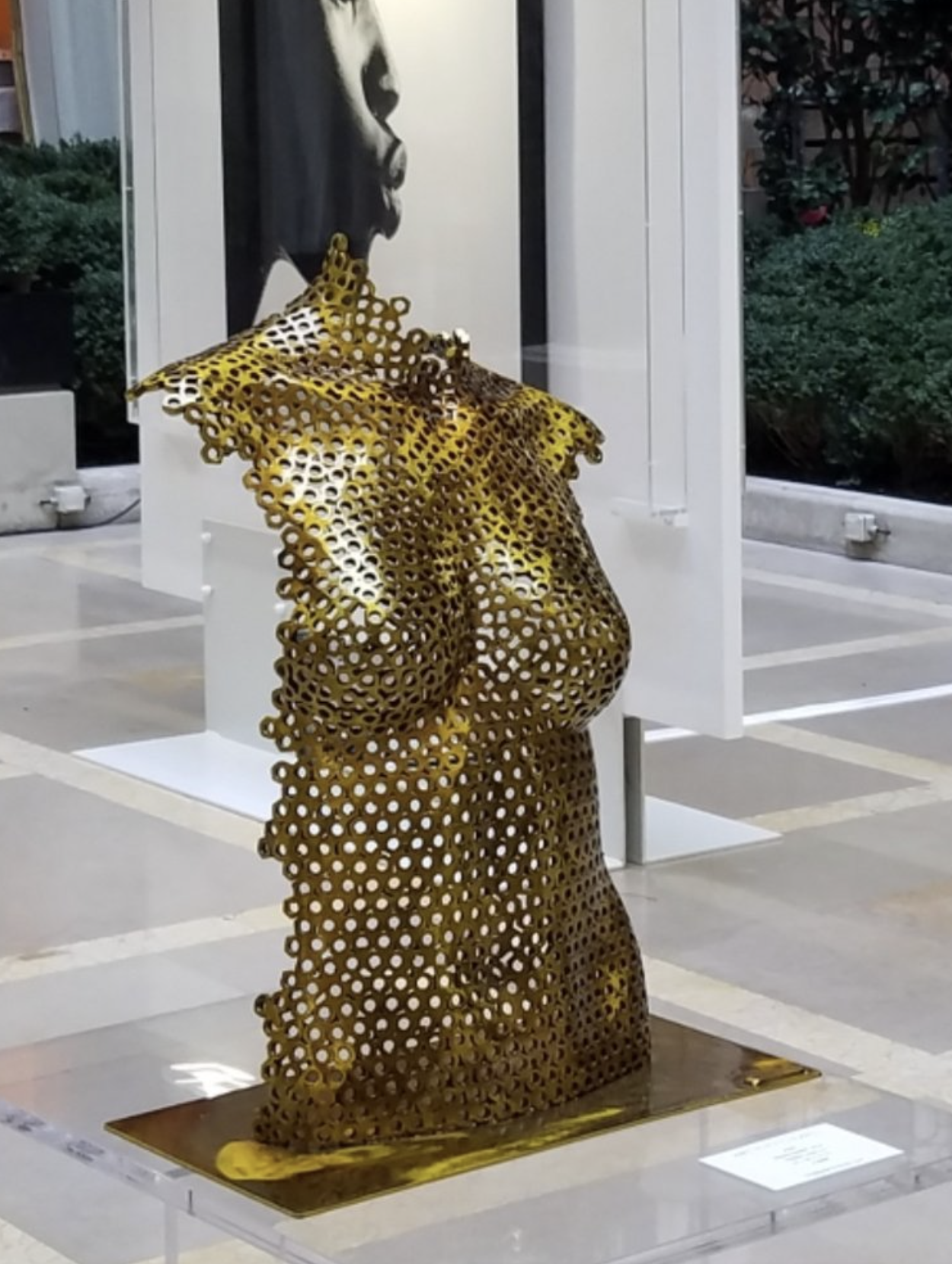 sculpture-buste-gold-mademoiselle-by-vyki-1.png